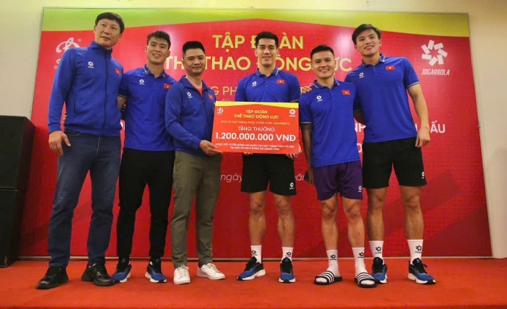 Tuyen Viet Nam nhan thuong 1,2 ti dong sau chien thang o chung ket luot di ASEAN Cup. Anh: VFF