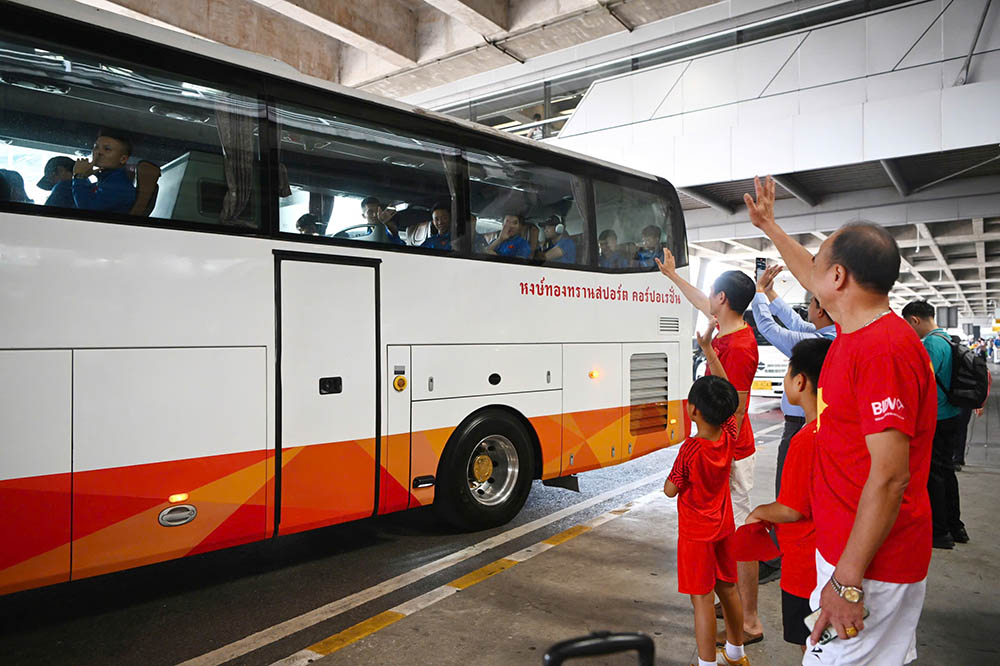 Nhiều cổ động viên nán lại cho đến khi xe buýt của đội rời khỏi sân bay để trở về khách sạn.