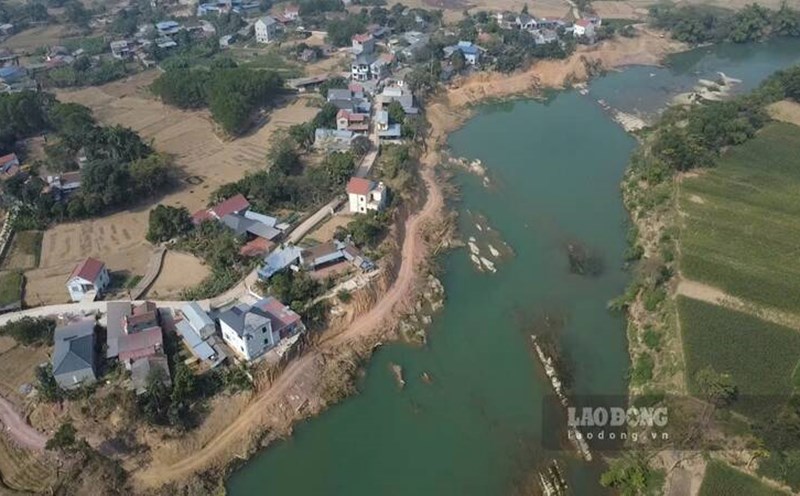 Project to prevent landslides on Cau river bank. Photo: Lam Thanh