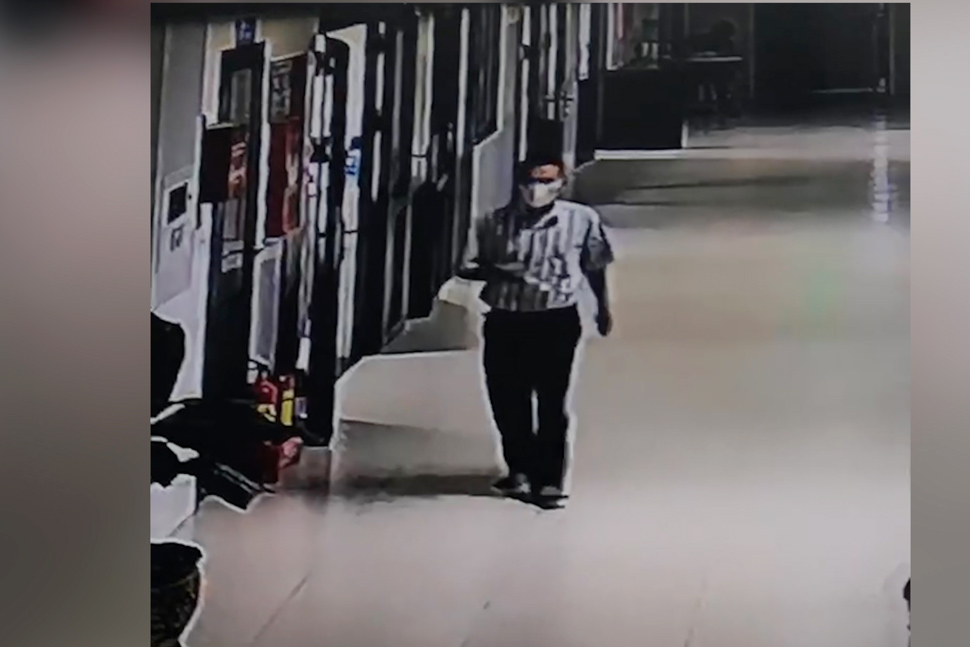 A stranger impersonated the Deputy Director of Binh Dinh General Hospital to defraud patients' families. Photo: Dinh Truong