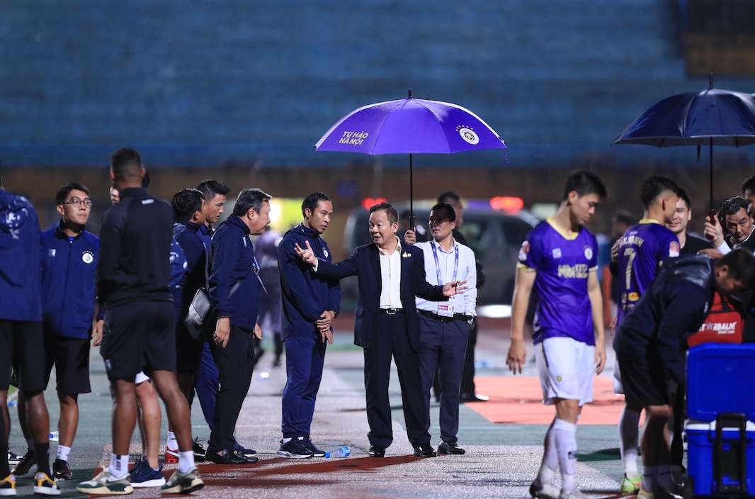 Bau Hien la mot trong nhung nhung nguoi co dong gop tham lang cho nen the thao bong da nuoc nha. Anh: SHB