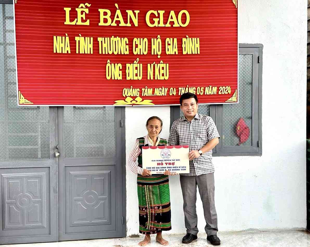 Tuy Duc District Tennis Club has supported many union members and workers in difficult circumstances in the area. Photo: Bao Trung