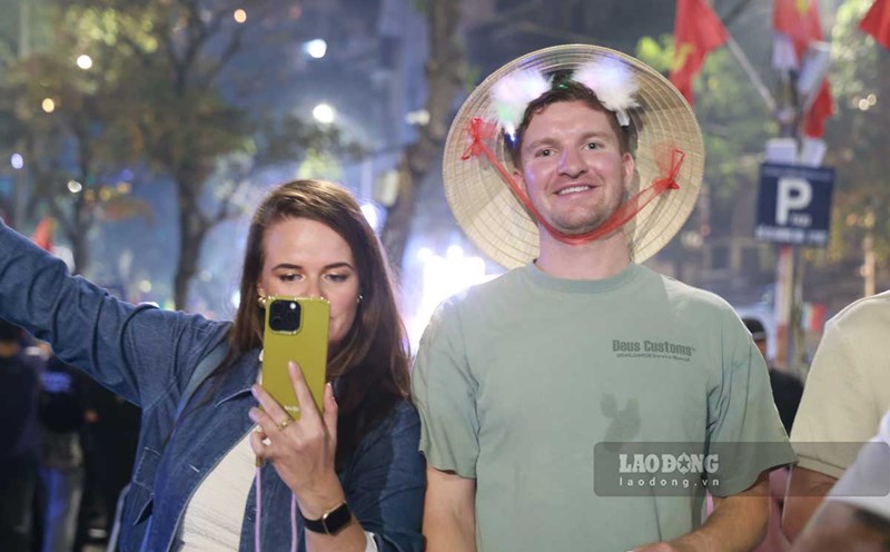 International visitors welcome the new year 2025 in Hanoi. Photo: To The