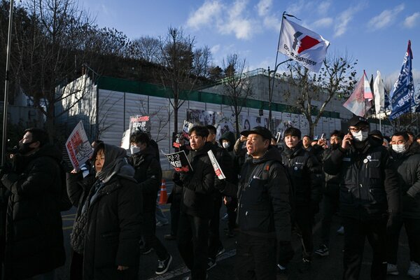 On January 3, South Korean people gathered near the presidential palace, demanding the cancellation of the arrest warrant for Mr. Yoon Suk Yeol. Photo: AFP
