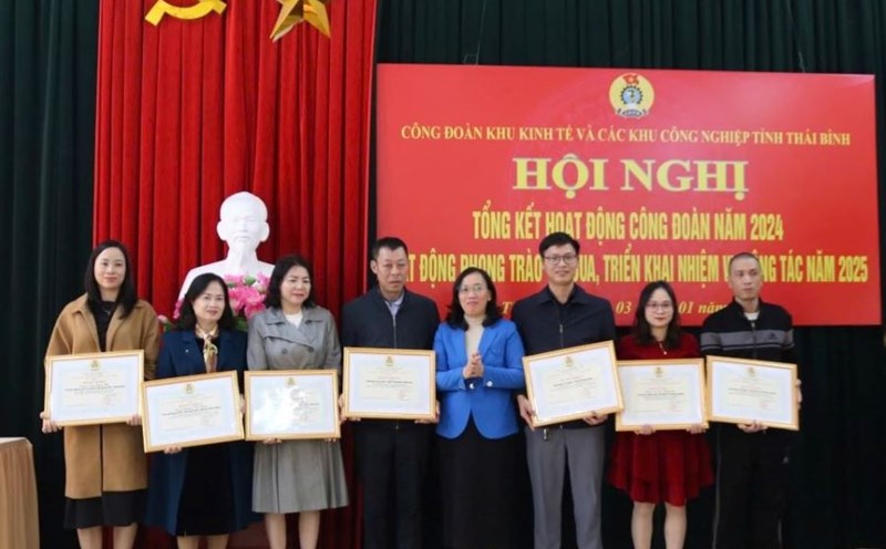 Vice President of Thai Binh Provincial Federation of Labor Pham Thi Thang awarded prizes to individuals and groups. Photo: Ba Manh