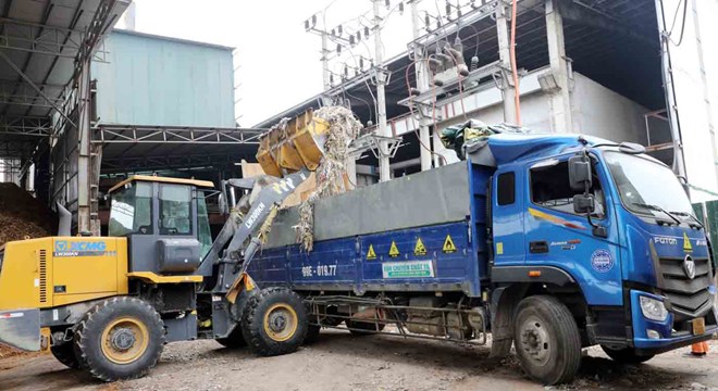 Vận chuyển rác thải từ Cụm công nghiệp Phú Lâm (Tiên Du) về nhà máy điện rác Thuận Thành để xử lý. Ảnh: Hữu Thắng
