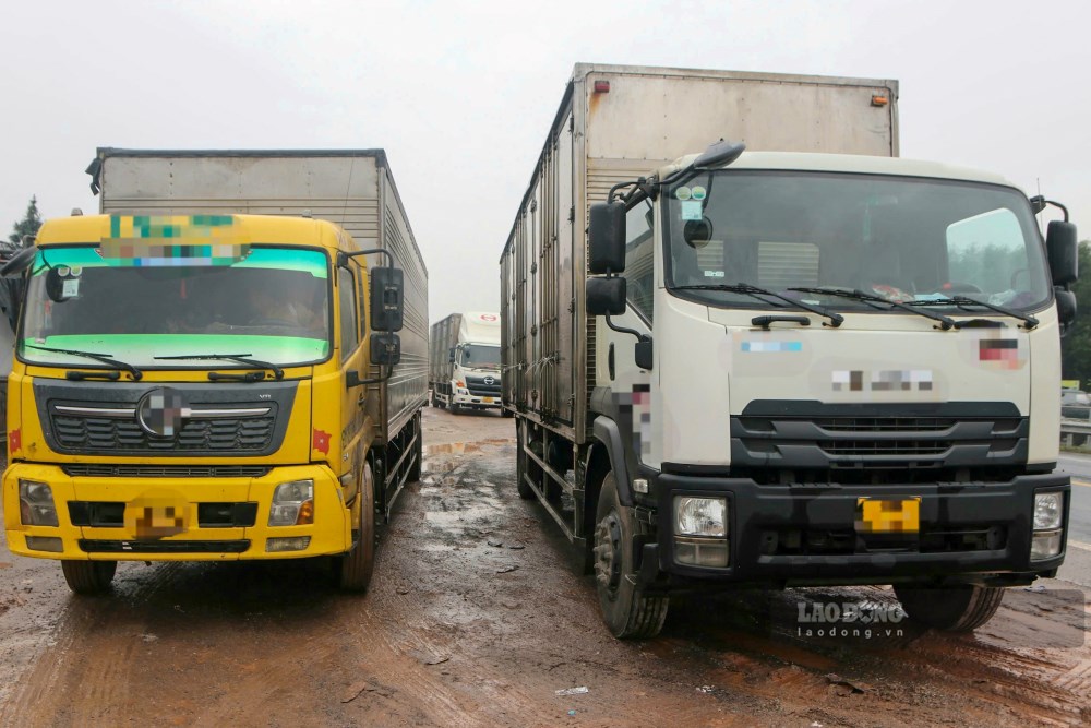 Recorded on January 3, after renovating the temporary rest stop area on the Cam Lo - La Son highway through Hue, vehicles stopping to rest became crowded. Photo: Nguyen Luan
