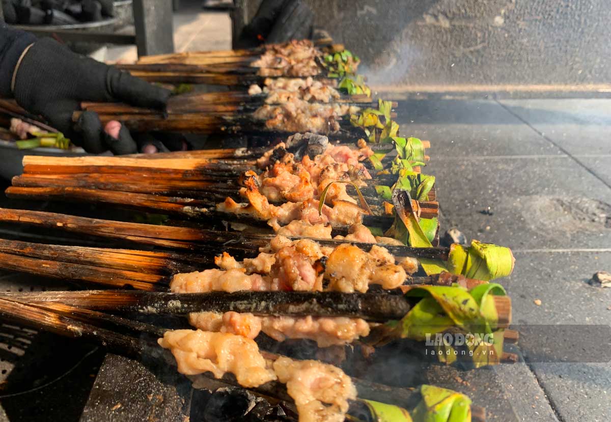 Cha duoc nuong bang que tre, buoc la chuoi doc dao. Anh: Ha Vi