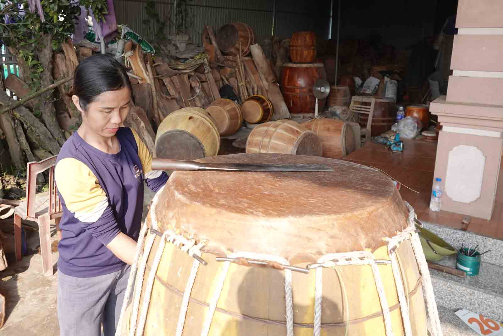 Gia dinh chi Binh la mot trong nhung ho san xuat trong kha lon o lang nghe Bac Thai. Anh: Tran Tuan.