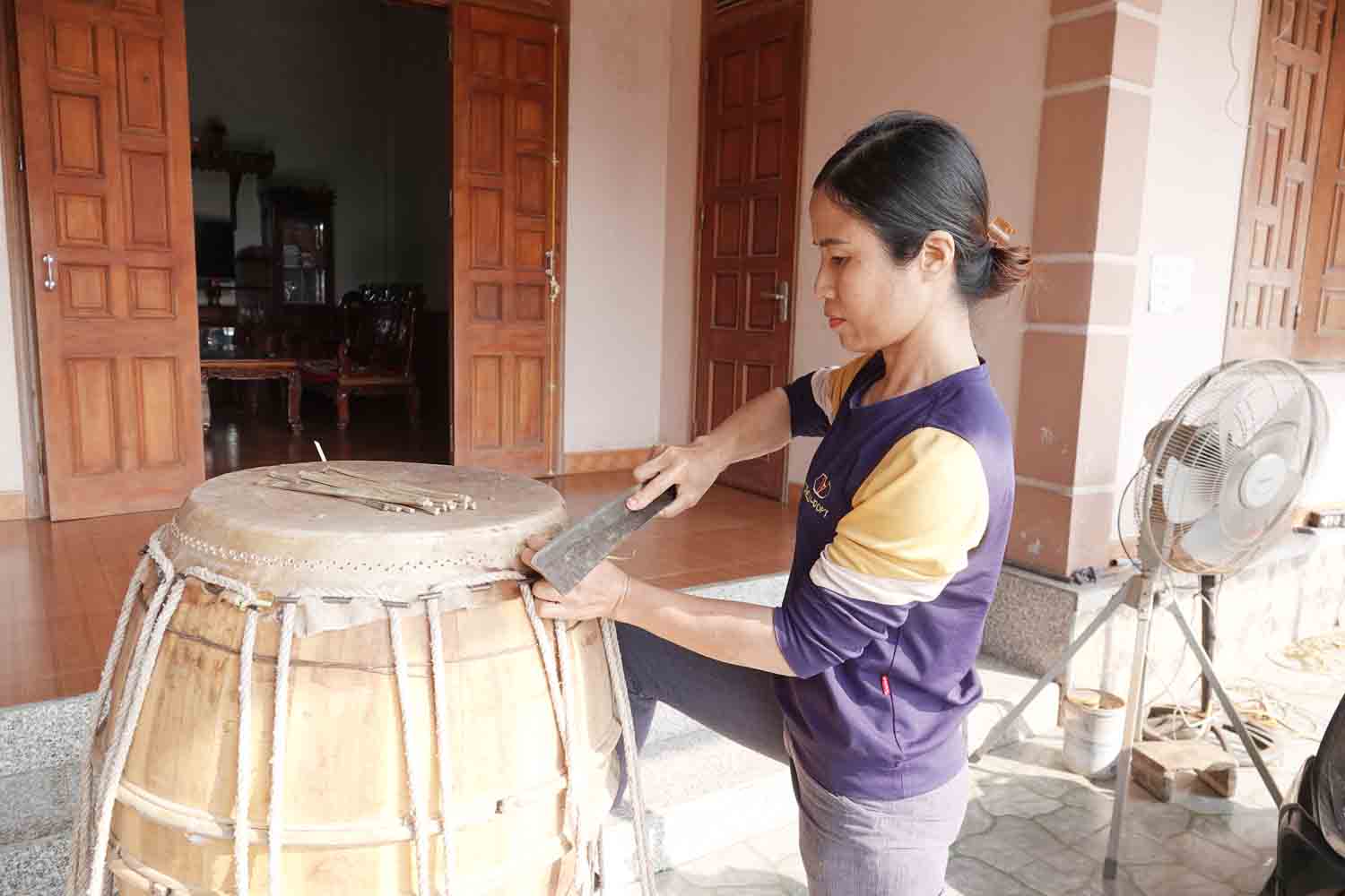 Chi Binh mong co dau ra tot cho san pham trong cua lang nghe Bac Thai de gia dinh minh cung nhu nhieu gia dinh khac trong lang nghe day manh san xuat, mang lai hieu qua kinh te cao hon. Anh: Tran Tuan.