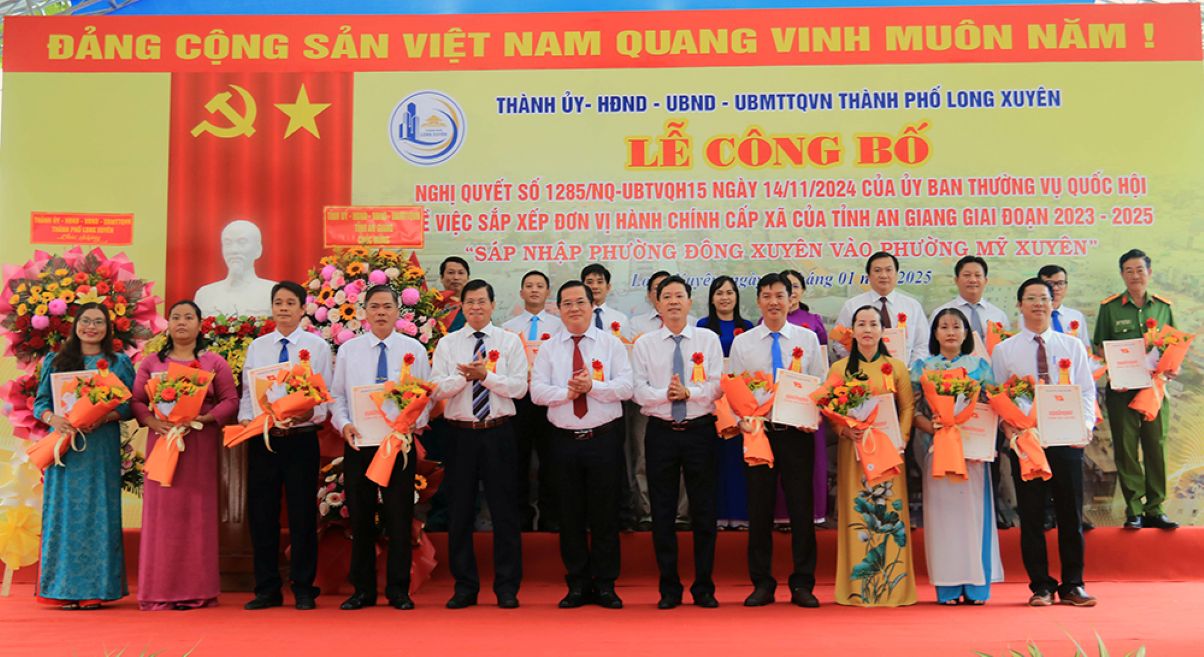 Ban Thuong vu Thanh uy Long Xuyen trao quyet dinh cho Ban Chap hanh Dang bo phuong My Xuyen nhiem ky 2020 - 2025 sau khi sap nhap 2 don vi hanh chinh. Anh: Cong thong tin dien tu An Giang 