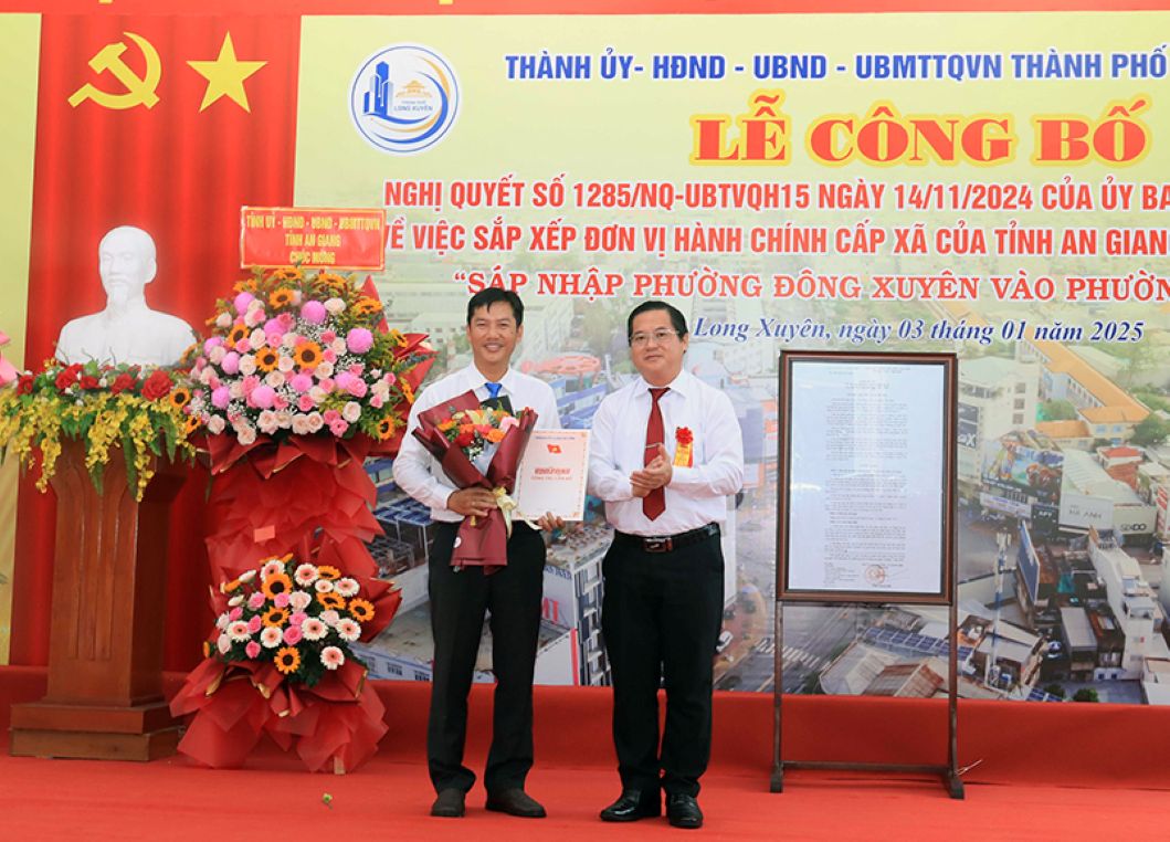 Bi thu Thanh uy Long Xuyen Huynh Quoc Thai trao quyet dinh thanh lap Dang bo phuong My Xuyen. Anh: Cong thong tin dien tu An Giang