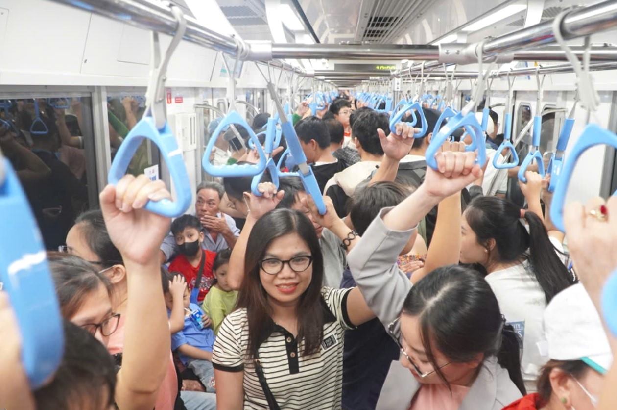 People can receive Metro tickets via QR code on the Ho Chi Minh City Digital Citizen application. Photo: Tam Tu