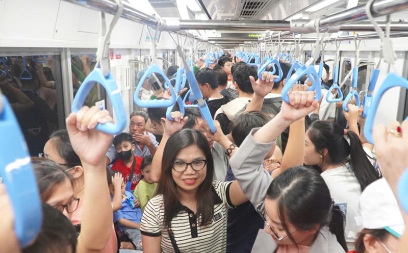 People can receive Metro tickets via QR code on the Ho Chi Minh City Digital Citizen application. Photo: Tam Tu