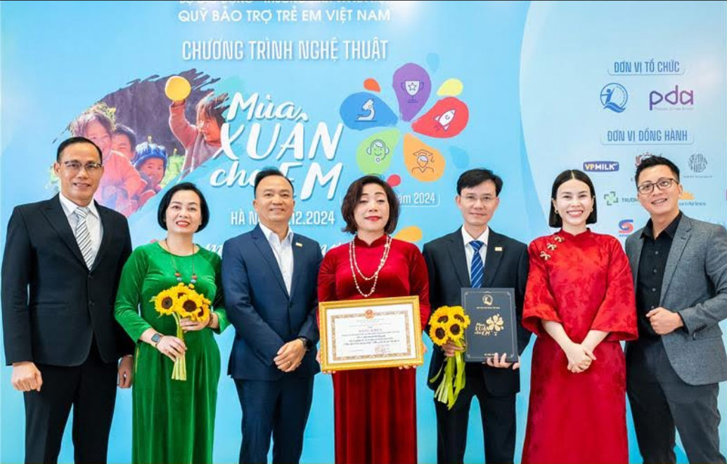 Chubb Life Vietnam was honored to receive a Certificate of Merit from the Ministry of Labor, Invalids and Social Affairs for its outstanding achievements in child protection and care. Photo: Provided by the company