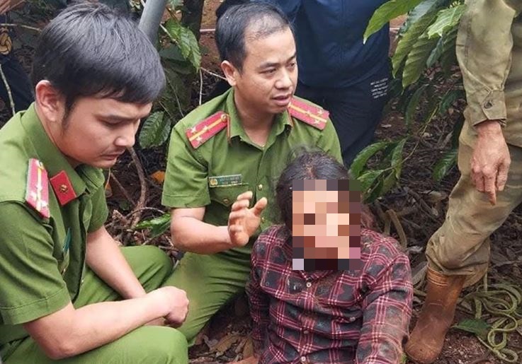 Authorities successfully rescued a woman who fell into a deep well while picking coffee. Photo: Provided by the police