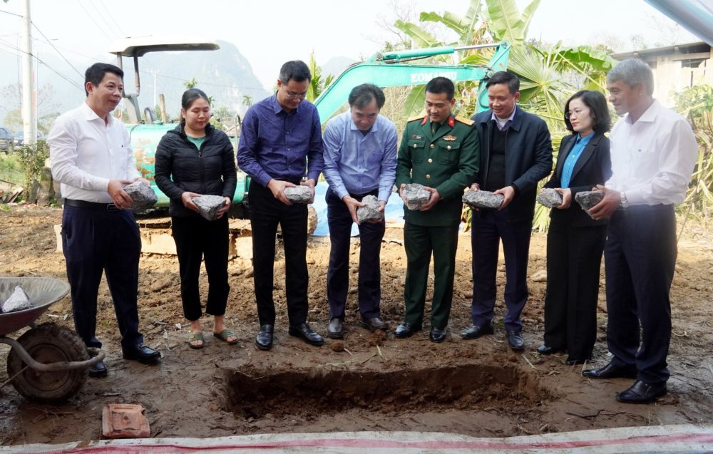 Quang Binh simultaneously started to demolish temporary and dilapidated houses. Photo: Hung Pham