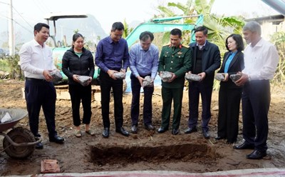 Quang Binh simultaneously started to demolish temporary and dilapidated houses. Photo: Hung Pham