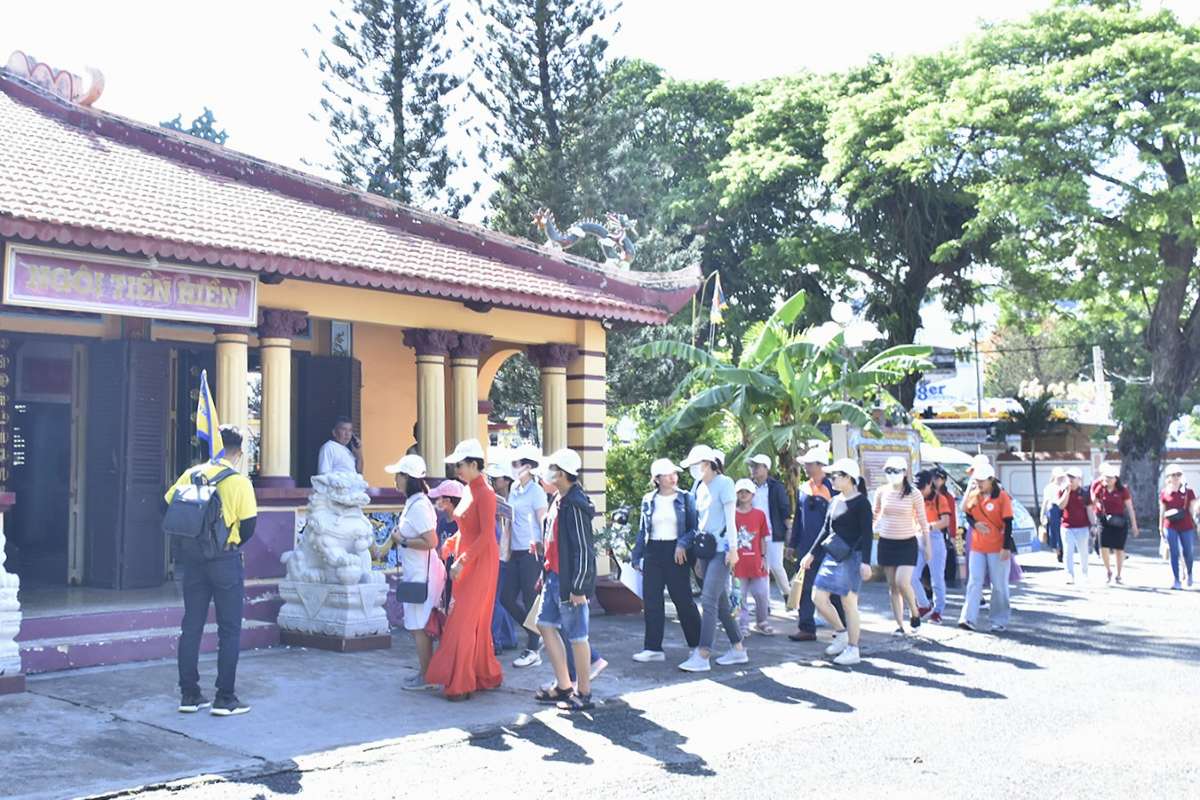 Tourists visit Thang Tam communal house, Vung Tau city. Photo: Thanh An