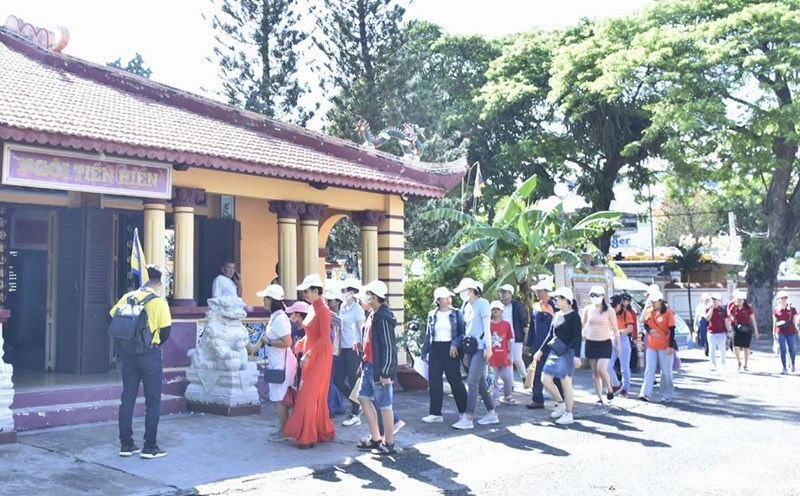 Tourists visit Thang Tam communal house, Vung Tau city. Photo: Thanh An