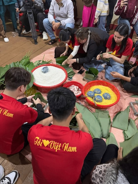 Hoa hau Thuy Tien va team Quang Linh Vlogs da dem den nhung phut giay am ap cho cac em nho Dak Lak. Anh: Nhan vat cung cap. 