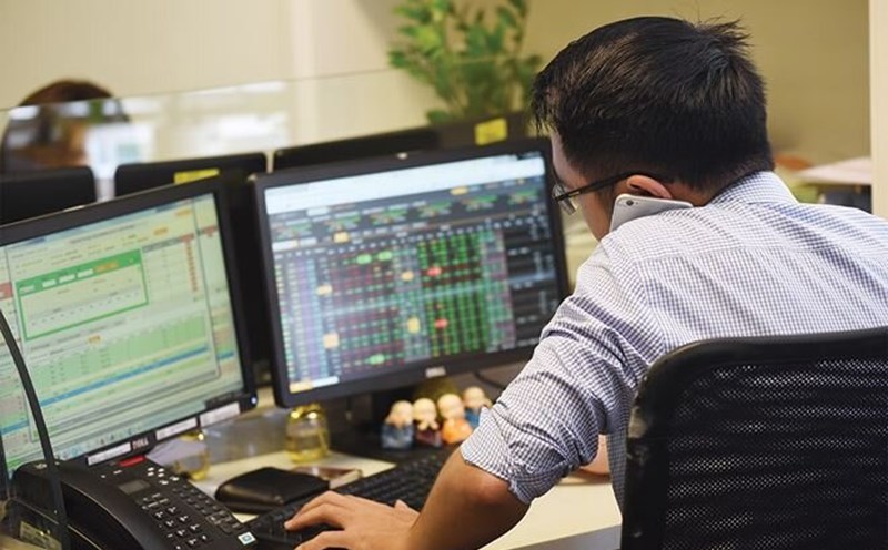 Investors suddenly sell off in the stock market. Photo: Le Toan
