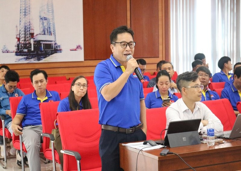 Representative of Construction Enterprise presented experience in managing the team of safety and hygiene workers with the specific characteristics of the unit. Photo: Trade Union