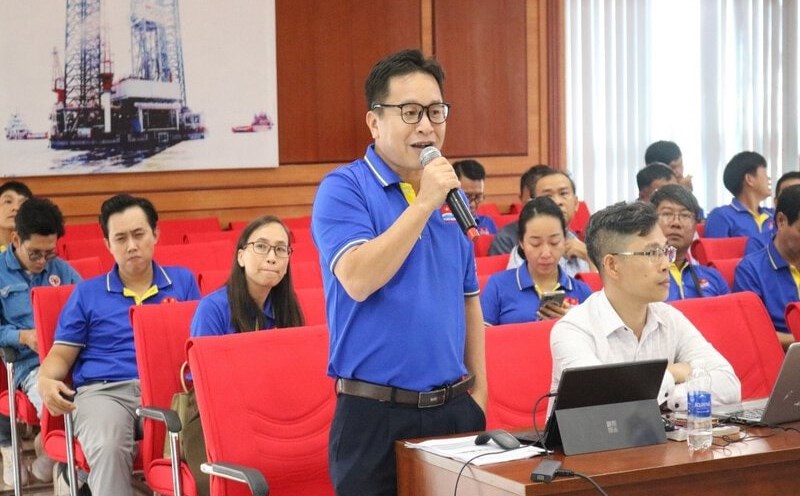 Representative of Construction Enterprise presented experience in managing the team of safety and hygiene workers with the specific characteristics of the unit. Photo: Trade Union