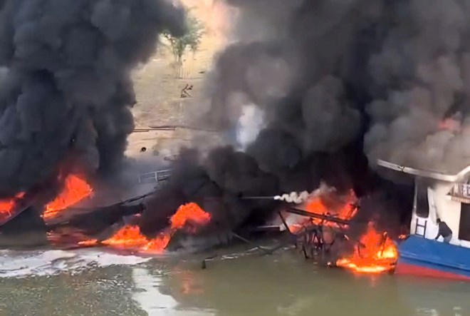 An oil tanker exploded and caught fire, injuring three people in Ninh Binh. Photo: Nguyen Truong