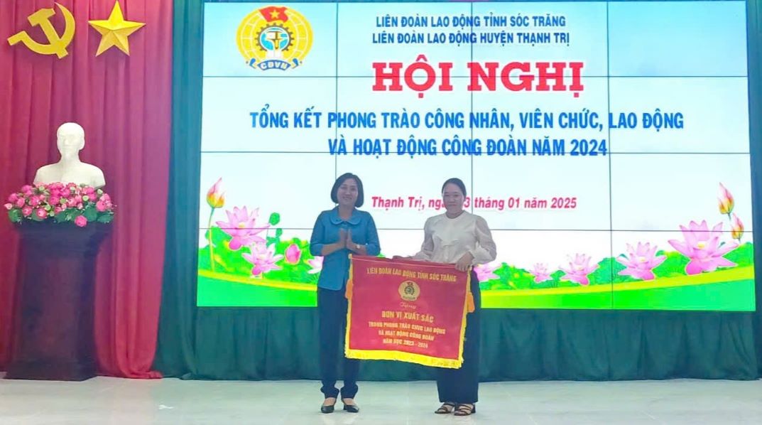 Lãnh đạo LĐLĐ tỉnh Sóc Trăng tặng cờ thi đua cho đơn vị có thành tích xuất sắc trong hoạt động Công đoàn, CNVCLĐ năm 2024. Ảnh: LĐLĐ huyện Thạnh Trị