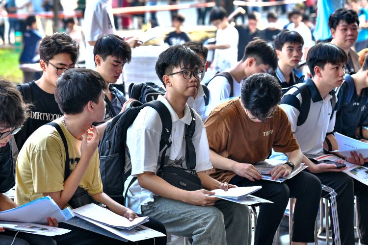 Penalties for students who ask others to take the exam for them. Illustration: Anh Duc