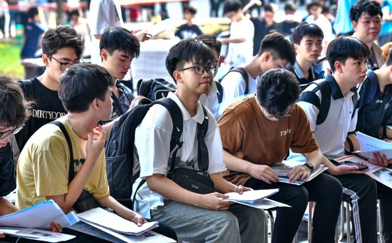 Penalties for students who ask others to take the exam for them. Illustration: Anh Duc