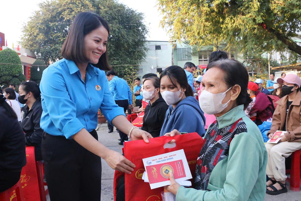 Ms. Nguyen Hoang Bao Tran - Permanent Vice President of Binh Duong Provincial Labor Federation gave gifts to send workers home for Tet. Photo: Dinh Trong