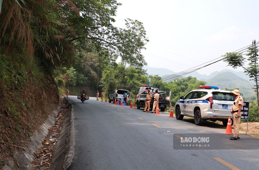 Lực lượng chức năng Lào Cai tăng cường xử lý vi phạm an toàn giao thông. Ảnh: Đinh Đại