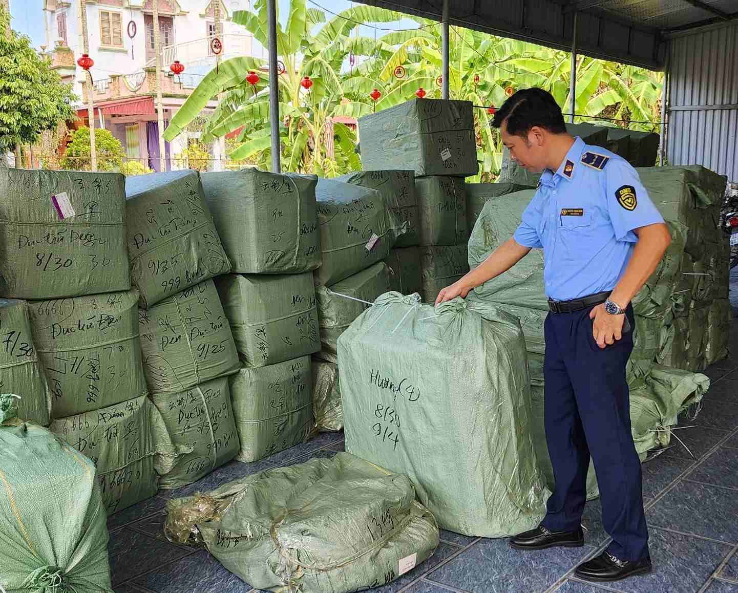 Cục Quản lý thị trường Hải Dương vừa phát hiện nhiều loại hàng hóa không rõ nguồn gốc trên địa bàn. Ảnh: Cục QLTT Hải Dương