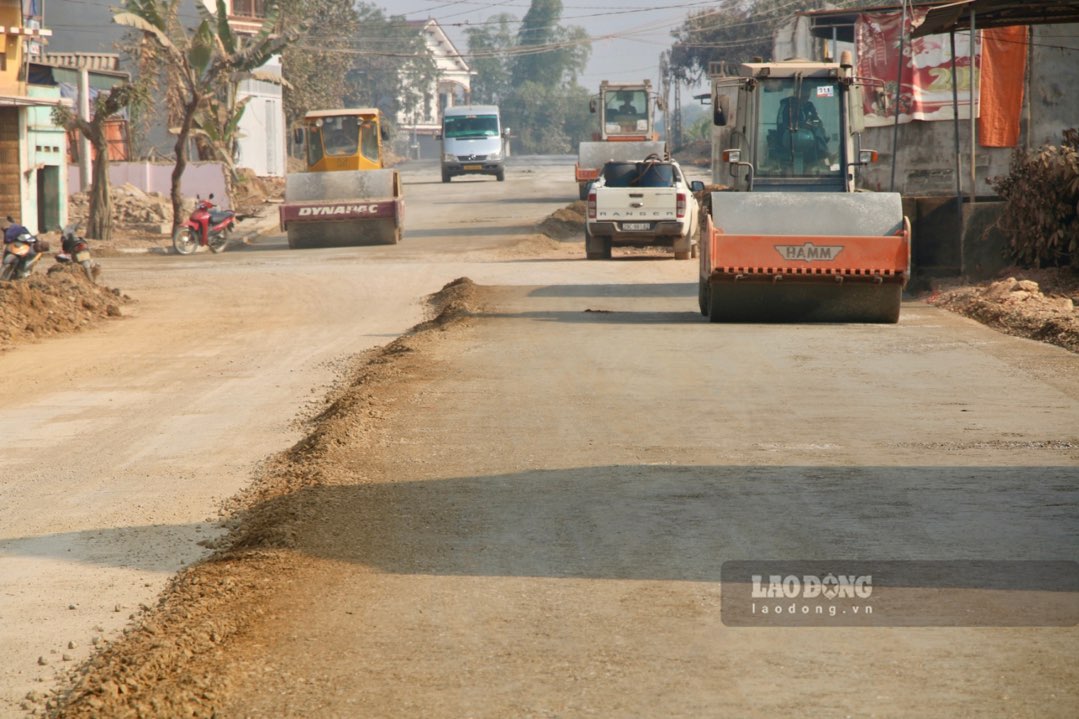 Hundred billion dong road in mountainous district. Photo: Anh Dong.