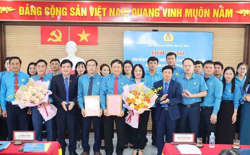 Launching the Executive Committee of the Thach Ha District Labor Federation after the merger. Photo: Xuan Truyen