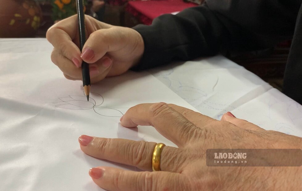 Hai Duong conferred the title of Craftsman of Small Industry in 2024. Photo: Luong Ha