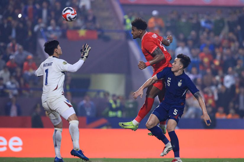 Vietnam team defeated Thailand 2-1 in the first leg of the ASEAN Cup final at Viet Tri Stadium, Phu Tho. Photo: Minh Dan