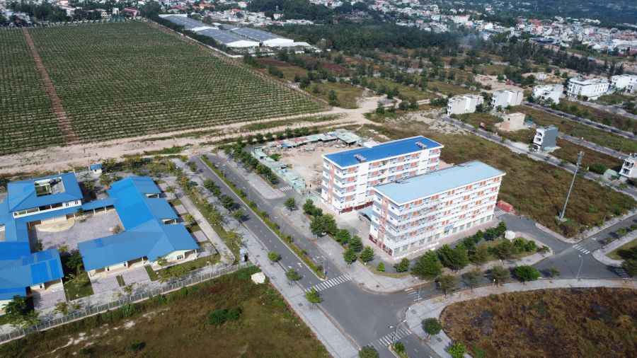 2 blocks of low-cost worker apartments in Trang Bom district. Photo: Ha Anh Chien