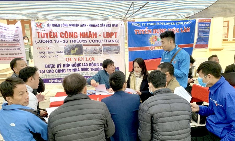 Job fairs are held in communes and towns to facilitate workers to connect with businesses. Photo: Van Tung