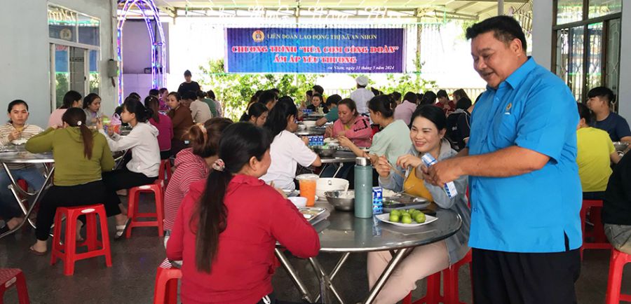 Union meal in An Nhon town. Photo: Tuyet Hoa