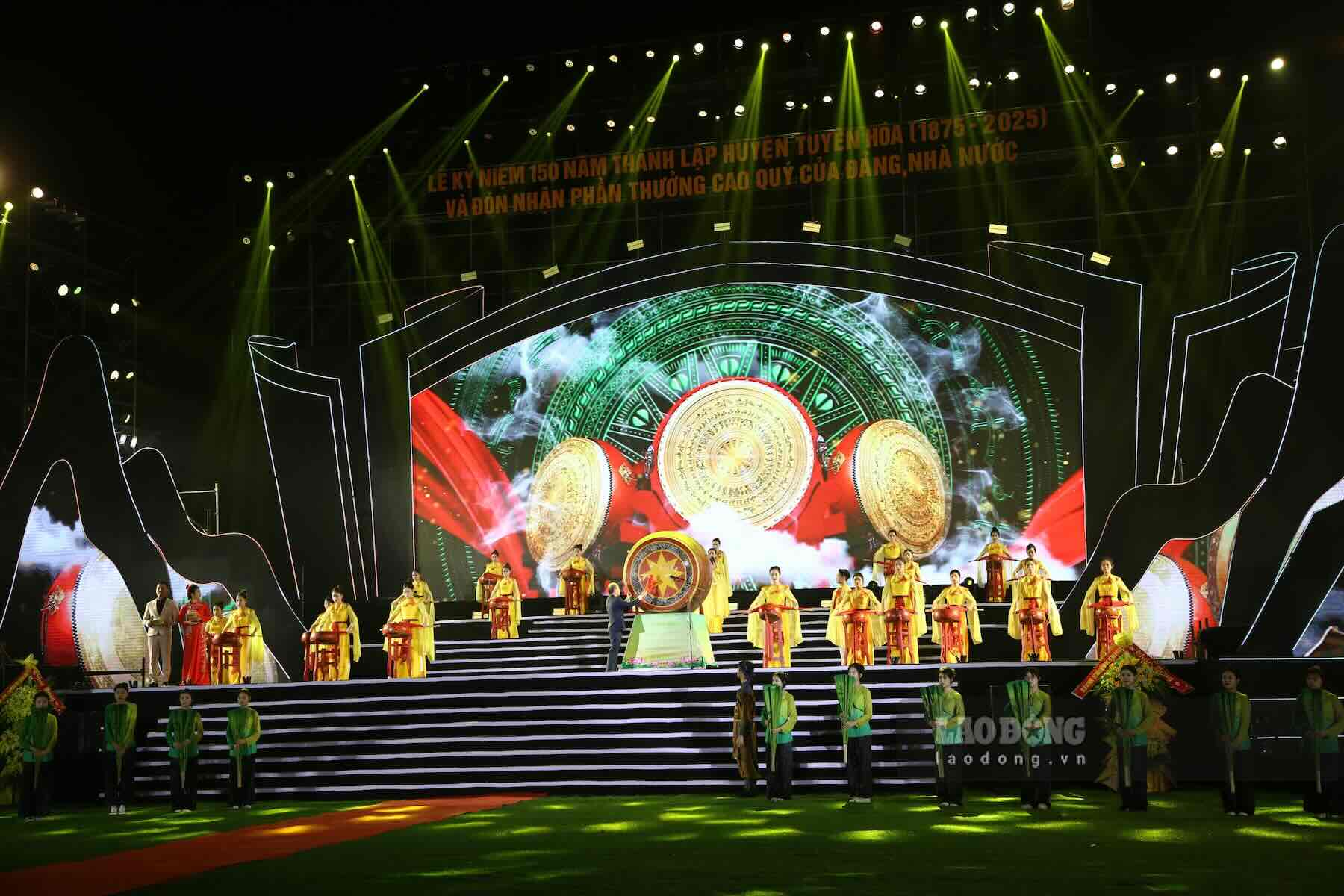 Tuyen Hoa district held a ceremony to celebrate the 150th anniversary of its founding. Photo: Cong Sang