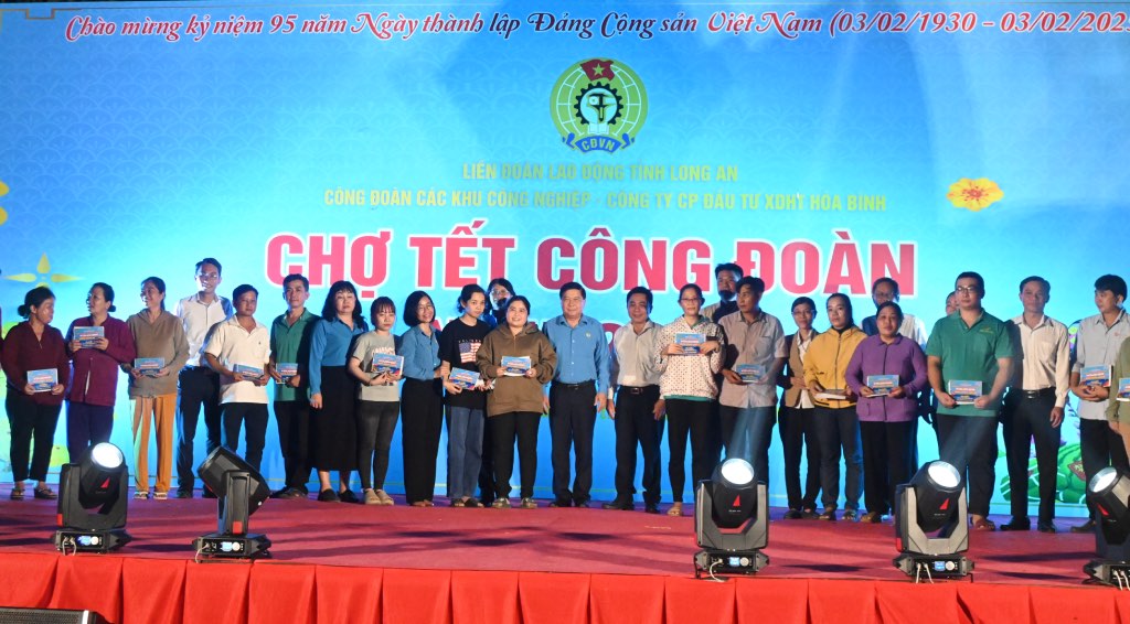 LĐLĐ tỉnh Long An trao tặng quà cho công nhân lao động làm việc tại các doanh nghiệp trong Khu công nghiệp Hòa Bình (huyện Thủ Thừa, tỉnh Long An). Ảnh: Thành Nhân