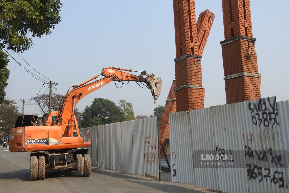 Theo ghi nhan cua PV Bao Lao Dong nhung ngay dau nam 2025, sau khi trung goi thau xay lap ke tren, nha thau da huy dong nhan luc, phuong tien den san van dong thi xa Phu Tho de trien khai thi cong.