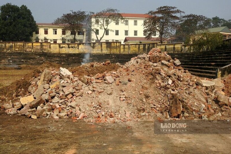 Voi san bong, hien dang duoc tien hanh don dep co dai. Hang muc nay se duoc se mo rong theo kich thuoc dat chuan 65x100 m; boc toan bo mat san lam lai he thong thoat nuoc xung quanh, tham co tu nhien mat san va duong pitch chay...