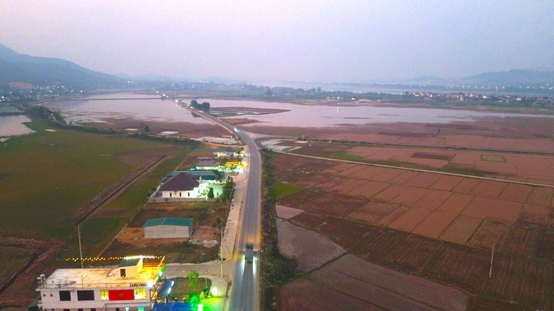 Dong xe dap diu di tren tuyen duong, doan qua xa Luong Nha. Anh: Khanh Linh