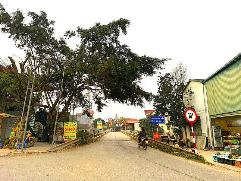 Cau Luong Nha tren tuyen Duong tinh 317 noi Hoa Binh voi Phu Tho da xuong cap nghiem trong. Anh: Khanh Linh