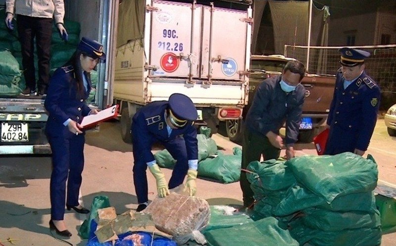 A series of cases of transporting organs and rotten food were discovered by Lang Son province authorities. Photo: Hoang Tho