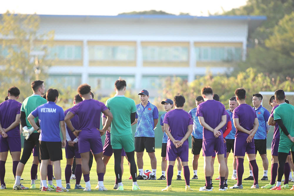 Sau khi den Thai Lan vao trua 3.1, chieu cung ngay, doi tuyen Viet Nam da nhanh chong co buoi tap dau tien de chuan bi cho tran chung ket luot ve ASEAN Cup 2024.